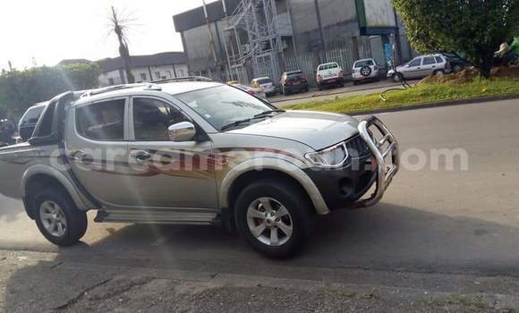 Sayi Na hannu Toyota Hilux Azurfa Mota in Yaounde a Babban Kamaru Sayi Na hannu Toyota Hilux Azurfa Mota in Yaounde a Babban Kamaru