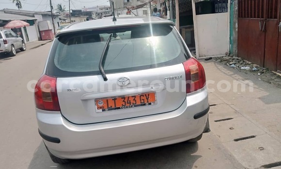 Sayi Na hannu Toyota Corolla Azurfa Mota in Douala a Ƙasar Kamaru
