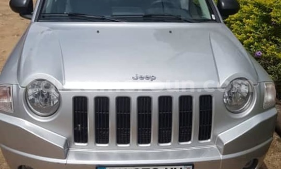 Sayi Na hannu Jeep Liberty Azurfa Mota in Douala a Ƙasar Kamaru