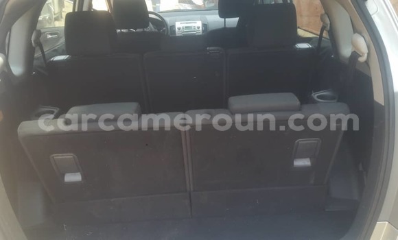 Sayi Na hannu Toyota Corolla Verso Azurfa Mota in Douala a Ƙasar Kamaru Sayi Na hannu Toyota Corolla Verso Azurfa Mota in Douala a Ƙasar Kamaru