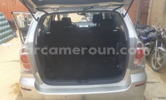 Sayi Na hannu Toyota Corolla Verso Azurfa Mota in Douala a Ƙasar Kamaru Sayi Na hannu Toyota Corolla Verso Azurfa Mota in Douala a Ƙasar Kamaru