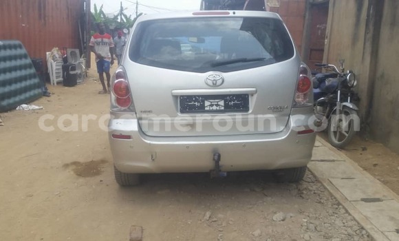 Sayi Na hannu Toyota Corolla Verso Azurfa Mota in Douala a Ƙasar Kamaru Sayi Na hannu Toyota Corolla Verso Azurfa Mota in Douala a Ƙasar Kamaru