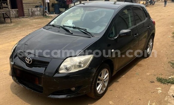 Sayi Na hannu Toyota Auris Black Mota in Douala a Ƙasar Kamaru
