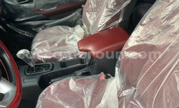 Sayi Imported Toyota Hilux White Mota in Douala a Ƙasar Kamaru Sayi Imported Toyota Hilux White Mota in Douala a Ƙasar Kamaru