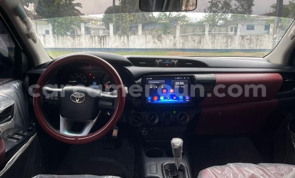 Sayi Imported Toyota Hilux White Mota in Douala a Ƙasar Kamaru Sayi Imported Toyota Hilux White Mota in Douala a Ƙasar Kamaru