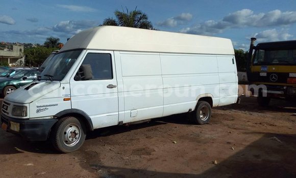 Sayi Na hannu Iveco Daily White Babbar mota in Yaounde a Babban Kamaru