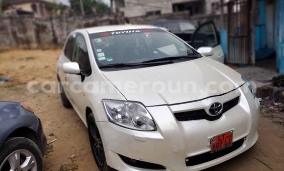 Sayi Na hannu Toyota Auris White Mota in Douala a Ƙasar Kamaru