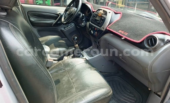 Sayi Na hannu Toyota RAV4 Azurfa Mota in Douala a Ƙasar Kamaru Sayi Na hannu Toyota RAV4 Azurfa Mota in Douala a Ƙasar Kamaru