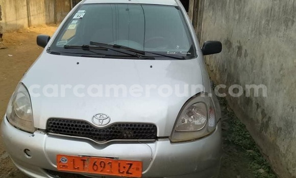 Sayi Na hannu Toyota Yaris Azurfa Mota in Douala a Ƙasar Kamaru