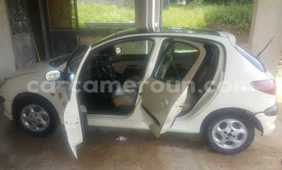 Sayi Na hannu Peugeot 206 White Mota in Douala a Ƙasar Kamaru