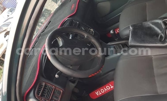 Sayi Na hannu Toyota Avensis Green Mota in Douala a Ƙasar Kamaru Sayi Na hannu Toyota Avensis Green Mota in Douala a Ƙasar Kamaru