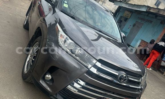 Sayi Na hannu Toyota Highlander Azurfa Mota in Douala a Ƙasar Kamaru Sayi Na hannu Toyota Highlander Azurfa Mota in Douala a Ƙasar Kamaru