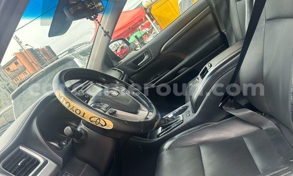 Sayi Na hannu Toyota Highlander Azurfa Mota in Douala a Ƙasar Kamaru Sayi Na hannu Toyota Highlander Azurfa Mota in Douala a Ƙasar Kamaru