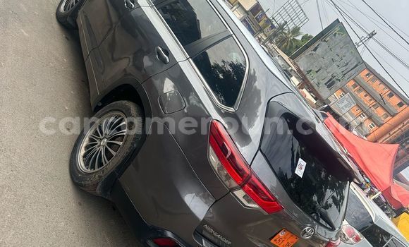 Sayi Na hannu Toyota Highlander Azurfa Mota in Douala a Ƙasar Kamaru Sayi Na hannu Toyota Highlander Azurfa Mota in Douala a Ƙasar Kamaru