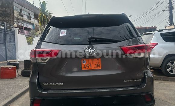 Sayi Na hannu Toyota Highlander Azurfa Mota in Douala a Ƙasar Kamaru Sayi Na hannu Toyota Highlander Azurfa Mota in Douala a Ƙasar Kamaru