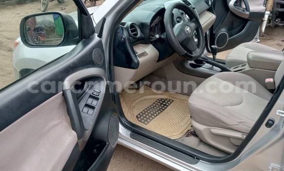 Acheter Occasion Voiture Toyota RAV4 Gris à Douala, Littoral Cameroon Acheter Occasion Voiture Toyota RAV4 Gris à Douala, Littoral Cameroon