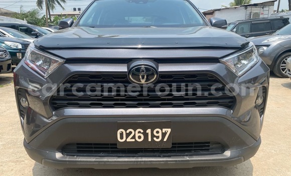 Sayi Imported Toyota RAV4 Sauran Mota in Douala a Ƙasar Kamaru