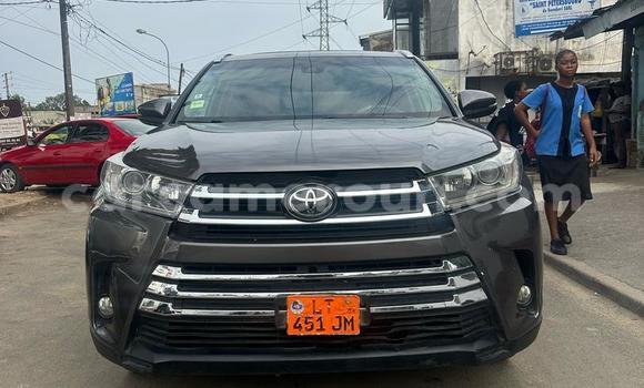 Sayi Na hannu Toyota Highlander Azurfa Mota in Douala a Ƙasar Kamaru Sayi Na hannu Toyota Highlander Azurfa Mota in Douala a Ƙasar Kamaru