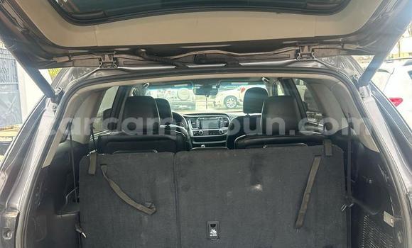 Sayi Na hannu Toyota Highlander Azurfa Mota in Douala a Ƙasar Kamaru Sayi Na hannu Toyota Highlander Azurfa Mota in Douala a Ƙasar Kamaru