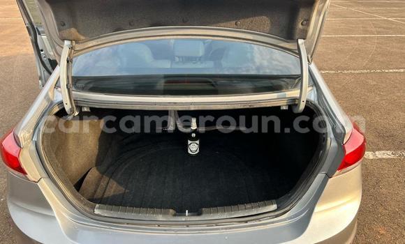 Sayi Na hannu Hyundai Elantra Azurfa Mota in Yaounde a Babban Kamaru Sayi Na hannu Hyundai Elantra Azurfa Mota in Yaounde a Babban Kamaru
