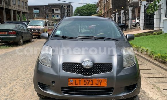 Sayi Na hannu Toyota Yaris Azurfa Mota in Douala a Ƙasar Kamaru