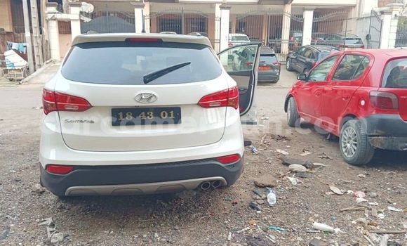 Sayi Imported Hyundai Santa Fe White Mota in Douala a Ƙasar Kamaru Sayi Imported Hyundai Santa Fe White Mota in Douala a Ƙasar Kamaru
