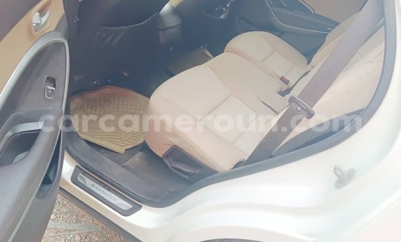 Sayi Imported Hyundai Santa Fe White Mota in Douala a Ƙasar Kamaru Sayi Imported Hyundai Santa Fe White Mota in Douala a Ƙasar Kamaru