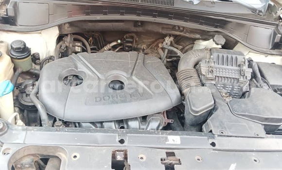 Sayi Imported Hyundai Santa Fe White Mota in Douala a Ƙasar Kamaru Sayi Imported Hyundai Santa Fe White Mota in Douala a Ƙasar Kamaru