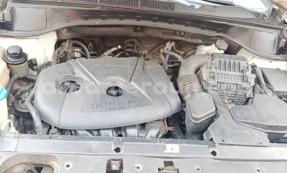 Sayi Imported Hyundai Santa Fe White Mota in Douala a Ƙasar Kamaru Sayi Imported Hyundai Santa Fe White Mota in Douala a Ƙasar Kamaru