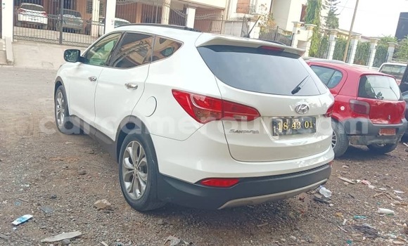 Sayi Imported Hyundai Santa Fe White Mota in Douala a Ƙasar Kamaru Sayi Imported Hyundai Santa Fe White Mota in Douala a Ƙasar Kamaru