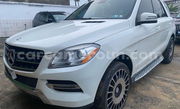 Sayi Imported Mercedes‒Benz ML–Class White Mota in Douala a Ƙasar Kamaru