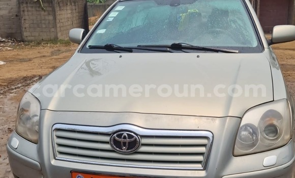 Sayi Na hannu Toyota Avensis Azurfa Mota in Douala a Ƙasar Kamaru