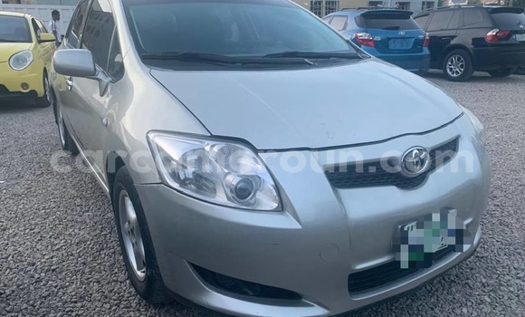 Sayi Na hannu Toyota Auris Azurfa Mota in Douala a Ƙasar Kamaru