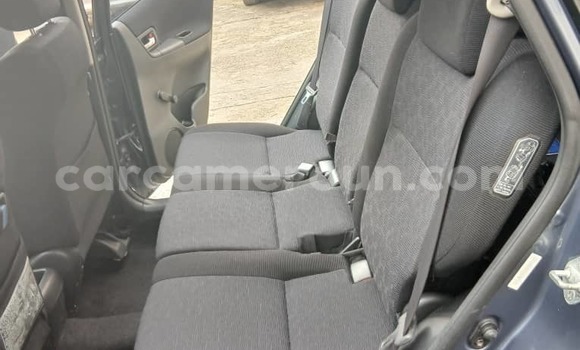 Acheter Occasion Voiture Toyota Corolla Verso Bleu à Douala, Littoral Cameroon Acheter Occasion Voiture Toyota Corolla Verso Bleu à Douala, Littoral Cameroon