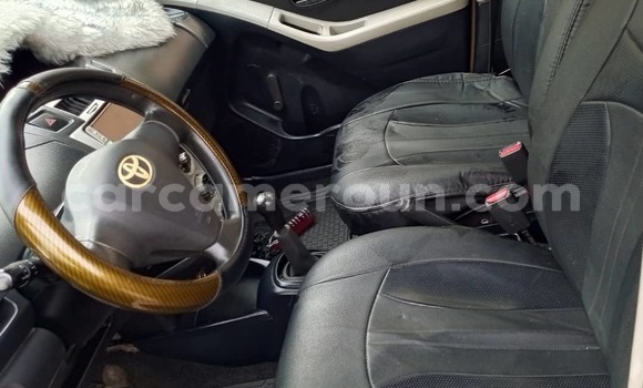 Sayi Na hannu Toyota Yaris Blue Mota in Douala a Ƙasar Kamaru Sayi Na hannu Toyota Yaris Blue Mota in Douala a Ƙasar Kamaru