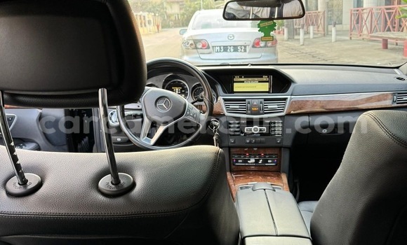 Sayi Na hannu Mercedes‒Benz E–Class Black Mota in Douala a Ƙasar Kamaru Sayi Na hannu Mercedes‒Benz E–Class Black Mota in Douala a Ƙasar Kamaru