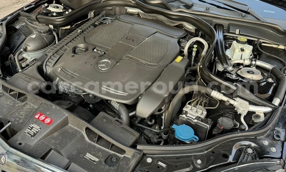Sayi Na hannu Mercedes‒Benz E–Class Black Mota in Douala a Ƙasar Kamaru Sayi Na hannu Mercedes‒Benz E–Class Black Mota in Douala a Ƙasar Kamaru