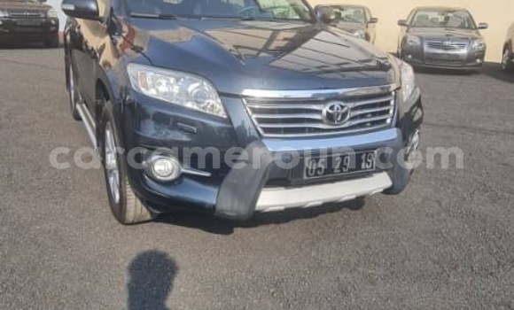 Sayi Imported Toyota RAV4 Azurfa Mota in Douala a Ƙasar Kamaru