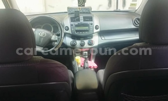 Sayi Na hannu Toyota RAV4 Black Mota in Douala a Ƙasar Kamaru Sayi Na hannu Toyota RAV4 Black Mota in Douala a Ƙasar Kamaru