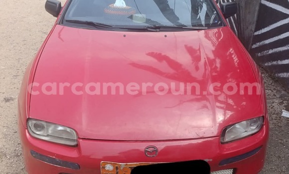 Sayi Na hannu Mazda 323 Red Mota in Douala a Ƙasar Kamaru