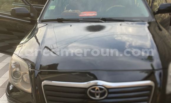 Sayi Na hannu Toyota Avensis Black Mota in Douala a Ƙasar Kamaru