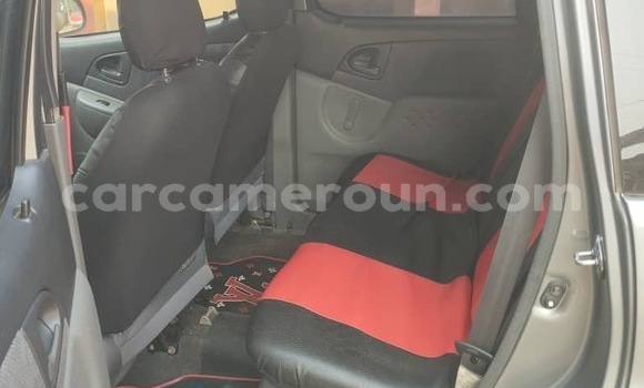 Sayi Na hannu Toyota Yaris Verso Azurfa Mota in Douala a Ƙasar Kamaru Sayi Na hannu Toyota Yaris Verso Azurfa Mota in Douala a Ƙasar Kamaru