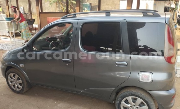 Sayi Na hannu Toyota Yaris Verso Azurfa Mota in Douala a Ƙasar Kamaru Sayi Na hannu Toyota Yaris Verso Azurfa Mota in Douala a Ƙasar Kamaru