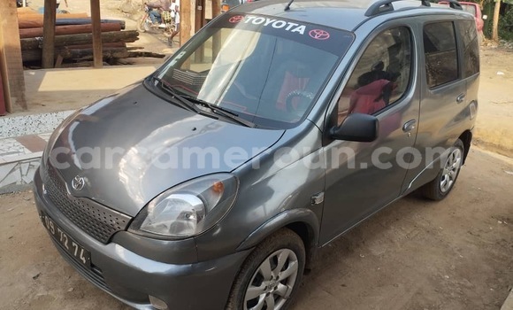 Sayi Na hannu Toyota Yaris Verso Azurfa Mota in Douala a Ƙasar Kamaru Sayi Na hannu Toyota Yaris Verso Azurfa Mota in Douala a Ƙasar Kamaru