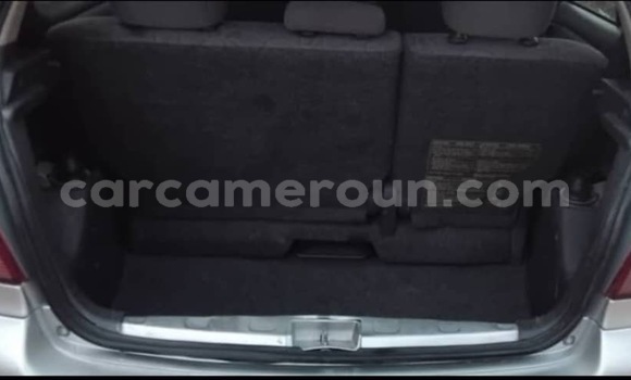 Sayi Na hannu Toyota Yaris Azurfa Mota in Douala a Ƙasar Kamaru Sayi Na hannu Toyota Yaris Azurfa Mota in Douala a Ƙasar Kamaru