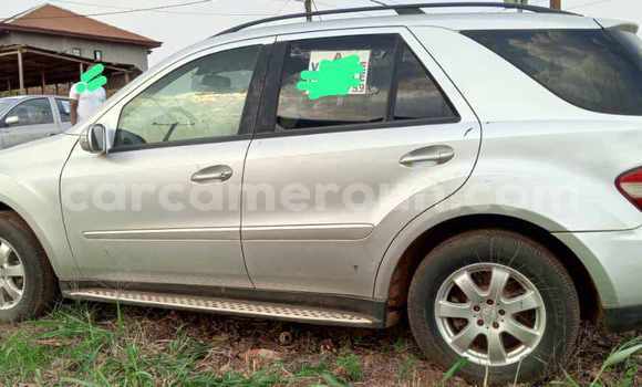 Sayi Na hannu Mercedes-Benz E-Classe Azurfa Mota in Yaounde a Babban Kamaru Sayi Na hannu Mercedes-Benz E-Classe Azurfa Mota in Yaounde a Babban Kamaru