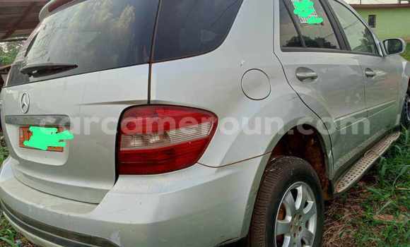 Sayi Na hannu Mercedes-Benz E-Classe Azurfa Mota in Yaounde a Babban Kamaru Sayi Na hannu Mercedes-Benz E-Classe Azurfa Mota in Yaounde a Babban Kamaru