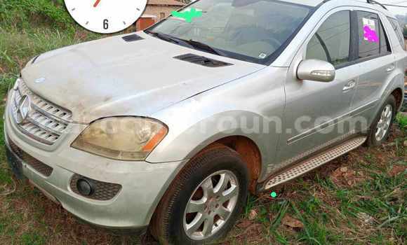 Sayi Na hannu Mercedes-Benz E-Classe Azurfa Mota in Yaounde a Babban Kamaru Sayi Na hannu Mercedes-Benz E-Classe Azurfa Mota in Yaounde a Babban Kamaru