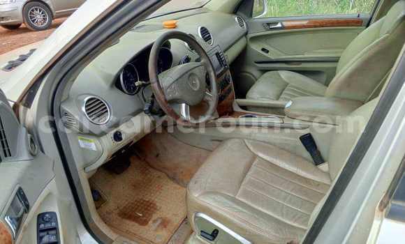 Sayi Na hannu Mercedes-Benz E-Classe Azurfa Mota in Yaounde a Babban Kamaru Sayi Na hannu Mercedes-Benz E-Classe Azurfa Mota in Yaounde a Babban Kamaru