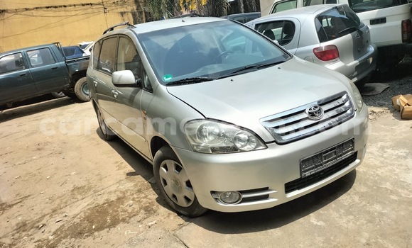 Sayi Imported Toyota Avensis Verso Azurfa Mota in Douala a Ƙasar Kamaru